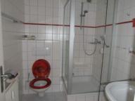 Dusche mit Klappsitz
